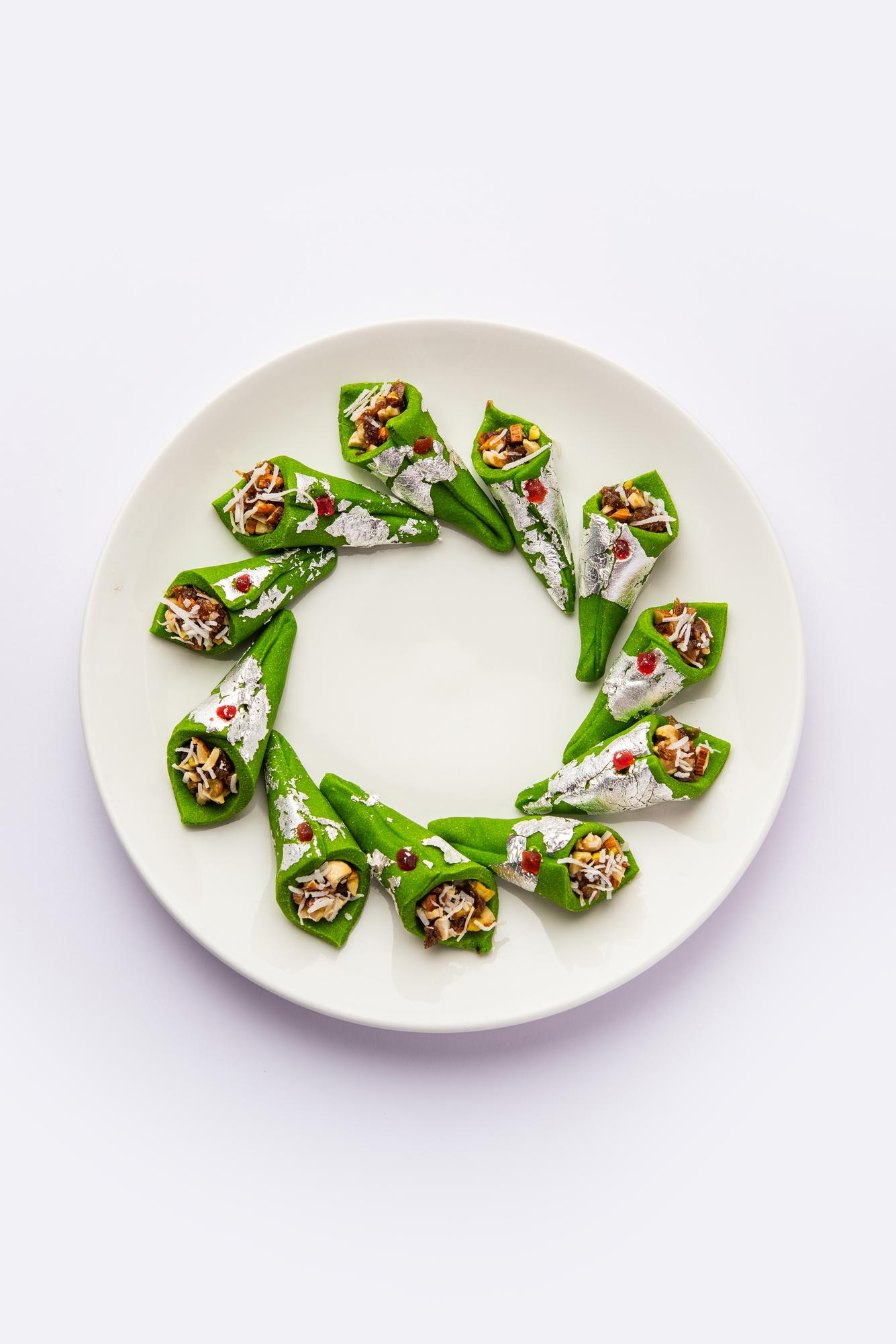 Farfurie modernă, plating editorial cu accente verzi