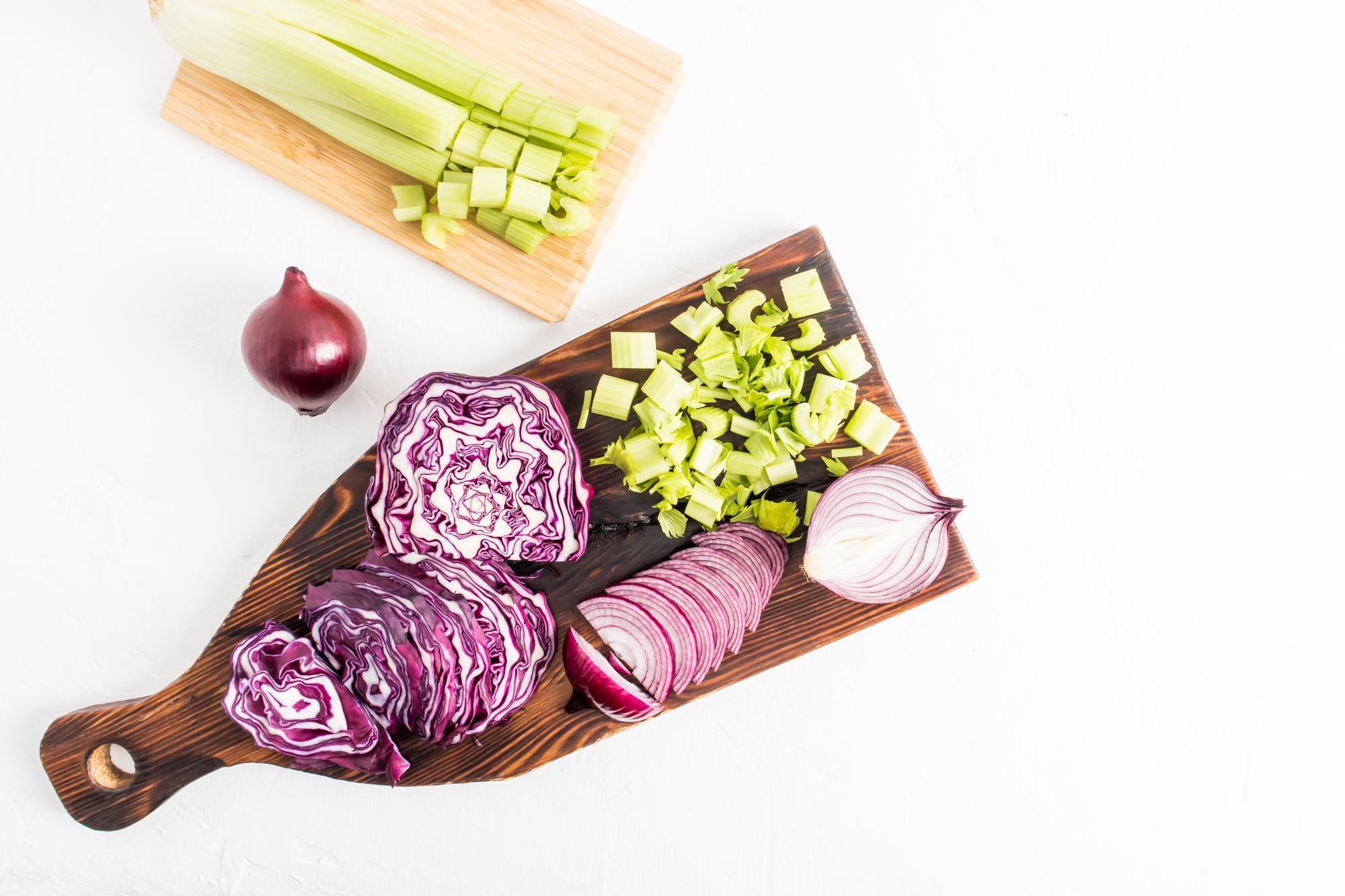 Ingredient proaspăt tăiat pe tocător